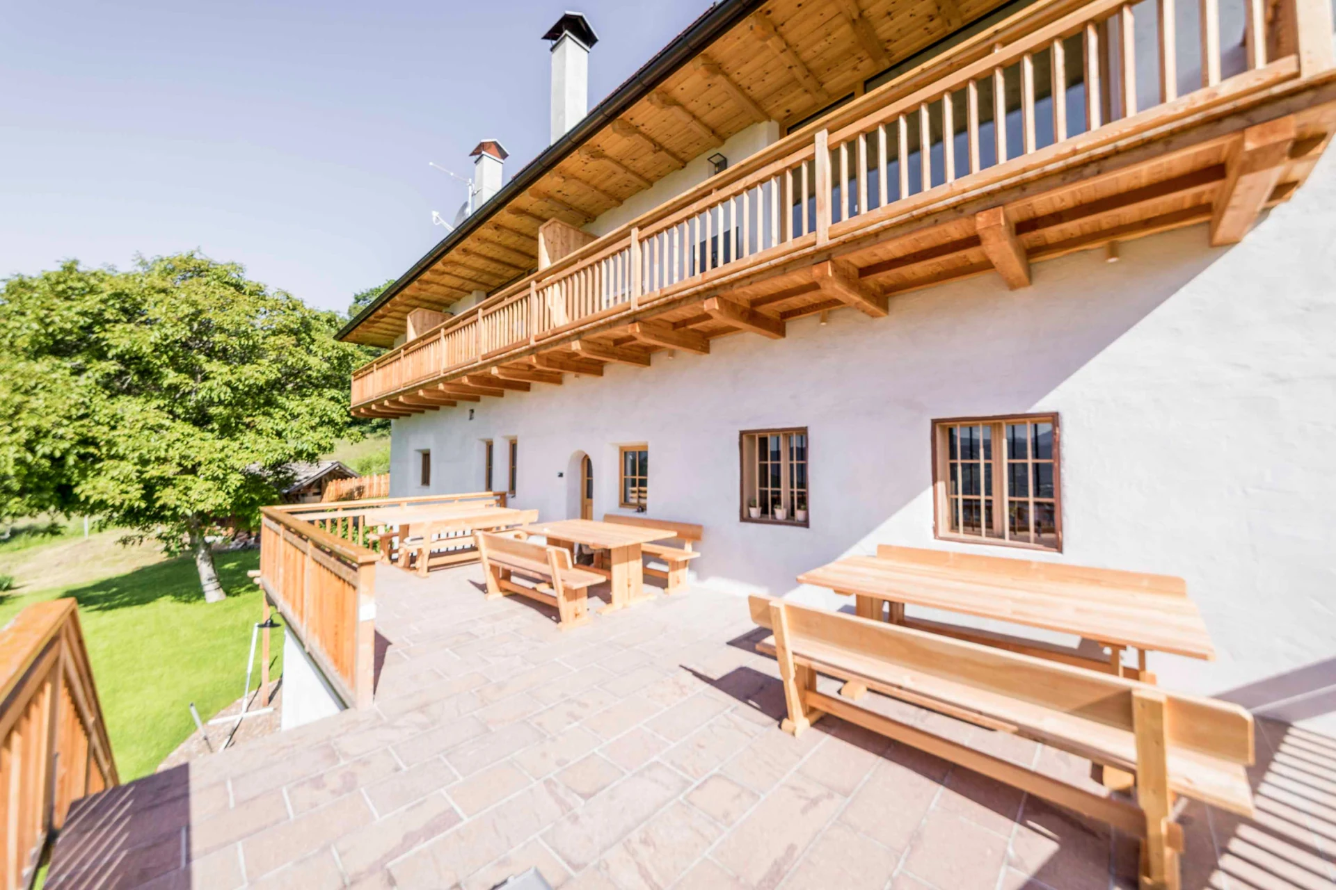 Holzbalkon und Sitzplatz am Hof